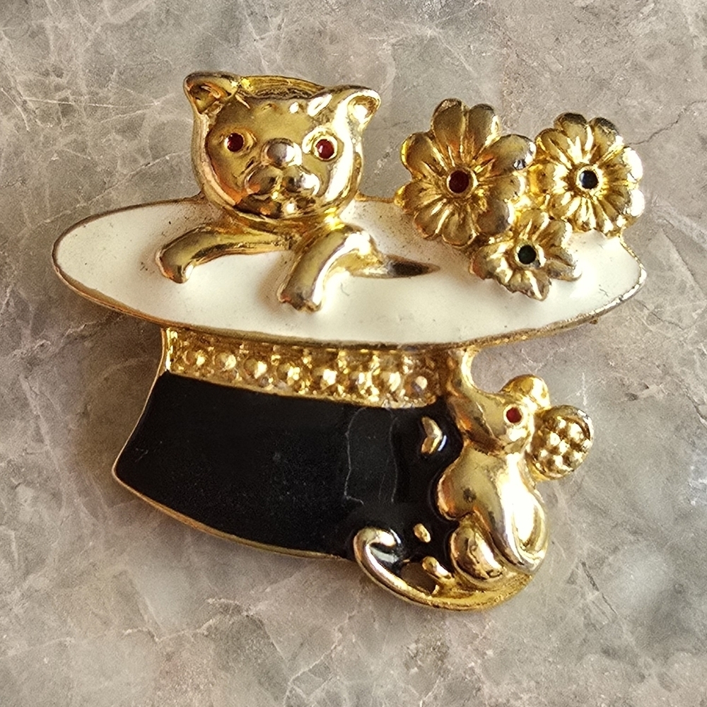 Vintage brooch cat in a‎ hat enamel gold tone 1980 floral animal.